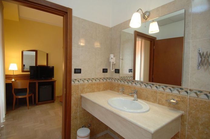 Imagen de la habitación del Hotel Arimannia. Foto 11