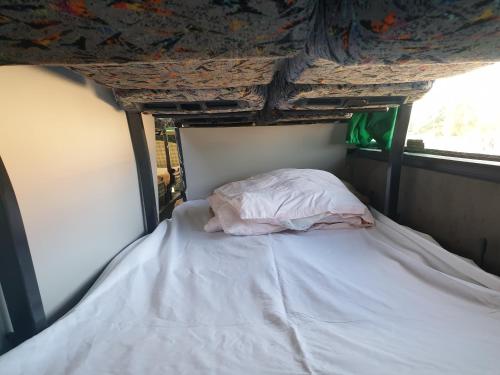 Imagen de la habitación del Hotel Autokar Kamper 2 pietrowy, kuchnia, wc, kapsuly sypialne. Foto 11