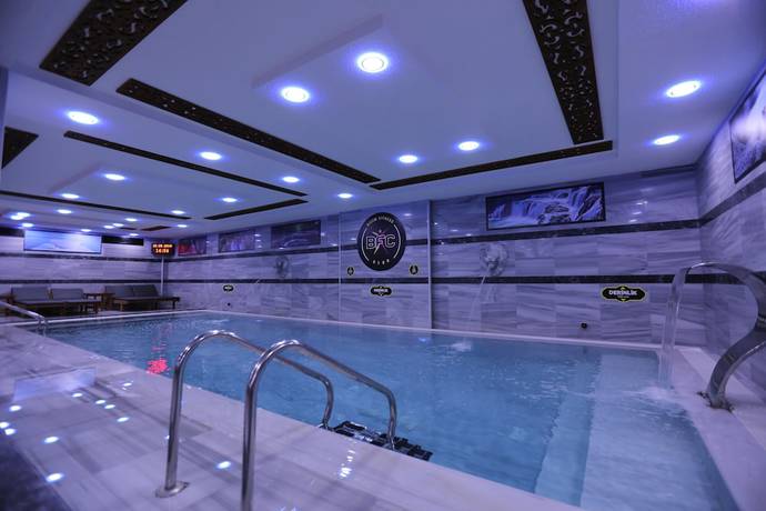 Imagen de la piscina del Hotel BFC Spa and Sport. Foto 17