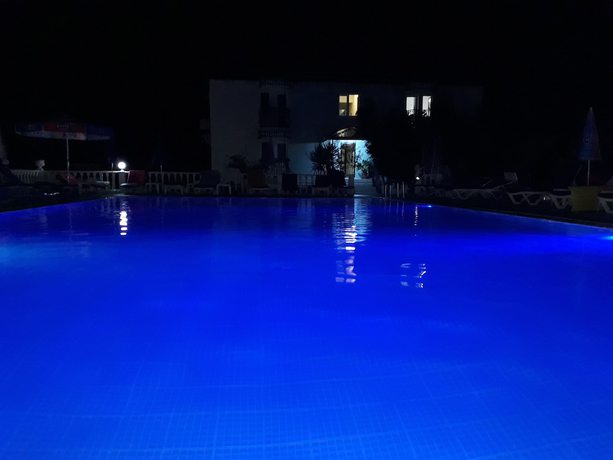 Imagen de la piscina del Hotel Babadag. Foto 15