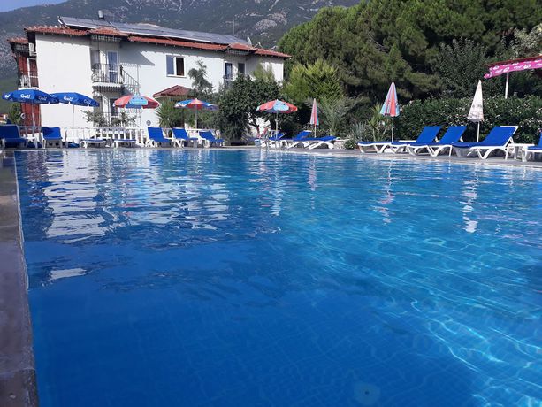 Imagen de la piscina del Hotel Babadag. Foto 17