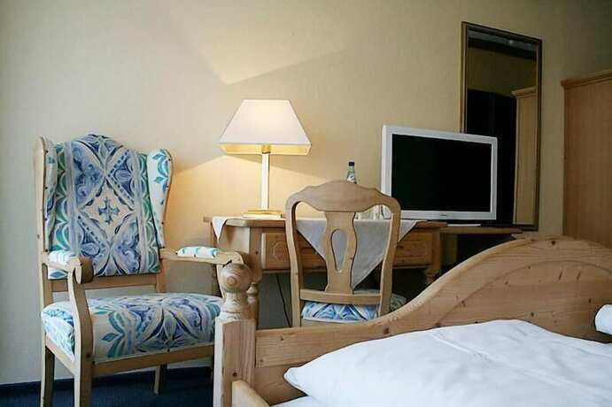 Imagen de la habitación del Hotel Bad D&uuml;rkheim. Foto 15