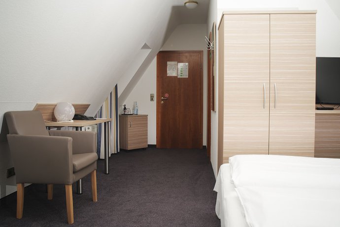 Imagen de la habitación del Hotel B&auml;r Sinsheim. Foto 2