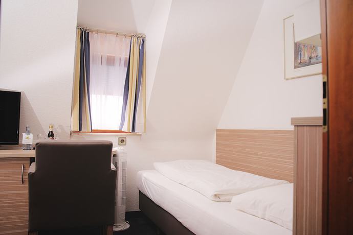 Imagen de la habitación del Hotel B&auml;r Sinsheim. Foto 5