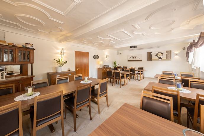 Imagen de los interiores del Hotel B&auml;r Sinsheim. Foto 17
