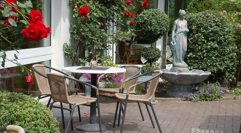 Imagen de los exteriores del Hotel Becker. Foto 10