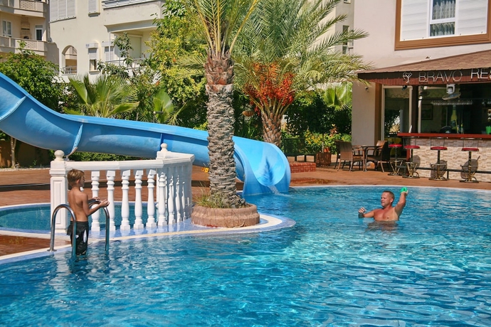 Imagen de la piscina del Hotel Bella Bravo. Foto 15