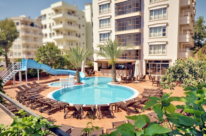 Imagen de la piscina del Hotel Bella Bravo. Foto 16