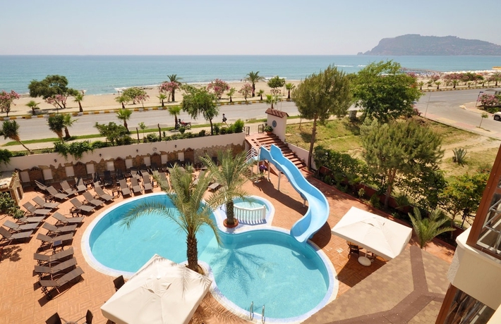 Imagen de la piscina del Hotel Bella Bravo. Foto 17