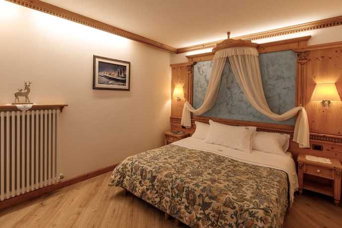Imagen de la habitación del Hotel Belvedere, San Martino di Castrozza. Foto 13