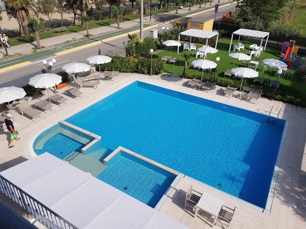 Imagen de la piscina del Hotel Belvedere, Villa Rosa. Foto 13