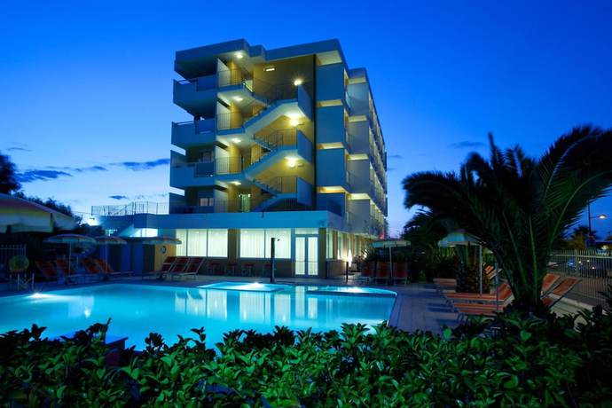 Imagen de la piscina del Hotel Belvedere, Villa Rosa. Foto 14