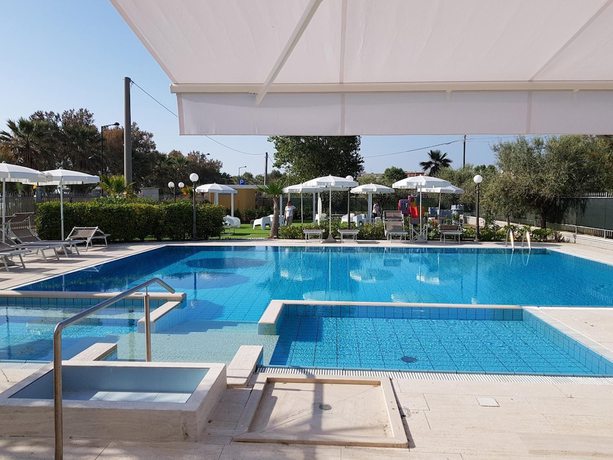 Imagen de la piscina del Hotel Belvedere, Villa Rosa. Foto 17