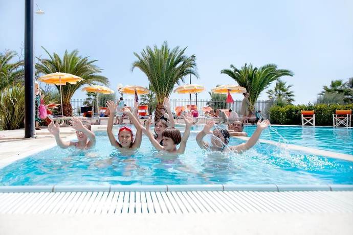 Imagen de la piscina del Hotel Belvedere, Villa Rosa. Foto 18
