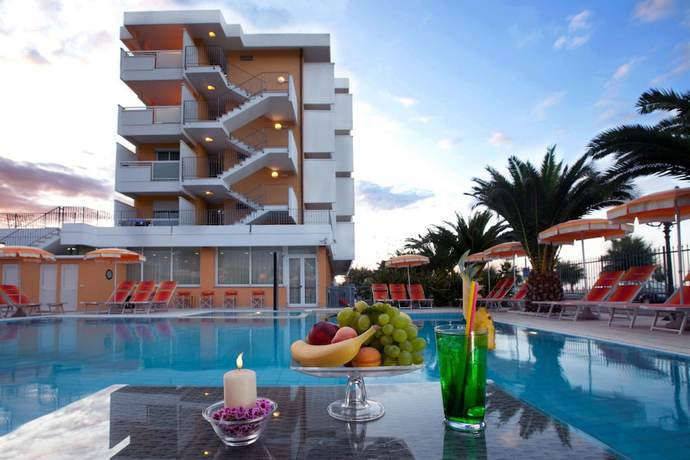 Imagen de la piscina del Hotel Belvedere, Villa Rosa. Foto 20