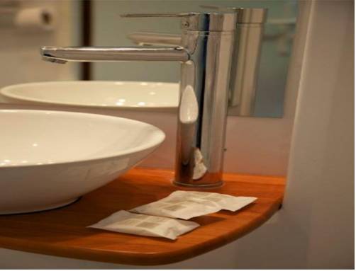 Imagen de la habitación del Hotel CIS Paris Kellermann. Foto 8