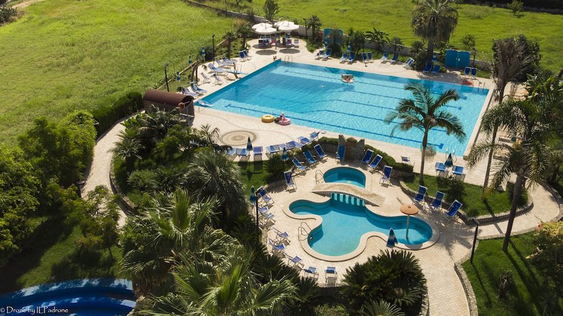 Imagen de la piscina del Hotel Calabrisella. Foto 15