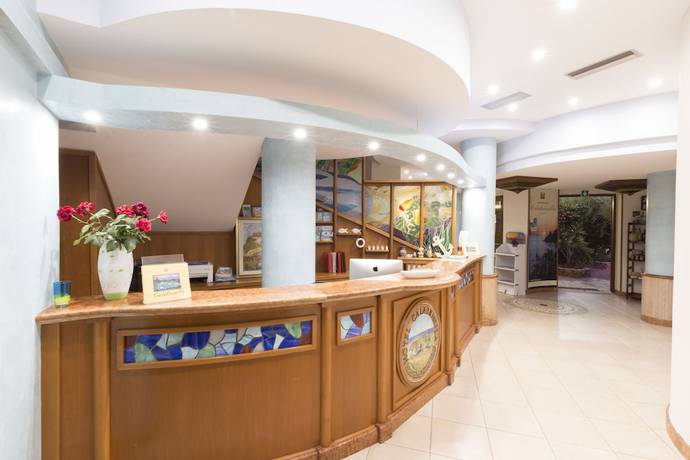 Imagen de los interiores del Hotel Calabrisella. Foto 13