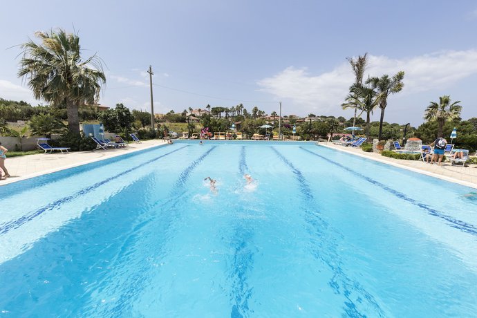 Imagen de la piscina del Hotel Calabrisella. Foto 17