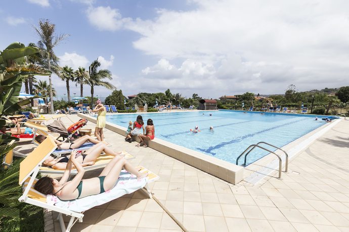 Imagen de la piscina del Hotel Calabrisella. Foto 19