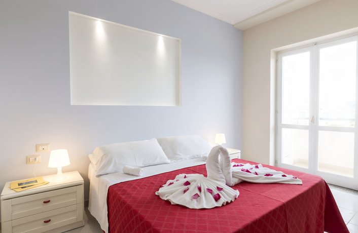 Imagen de la habitación del Hotel Calabrisella. Foto 7