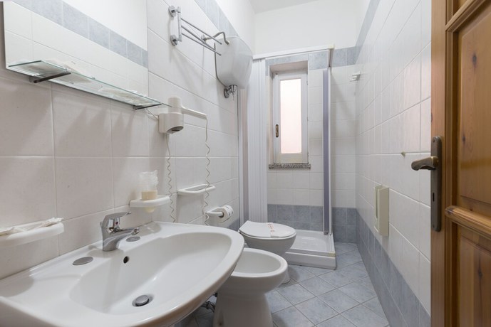 Imagen de la habitación del Hotel Calabrisella. Foto 11