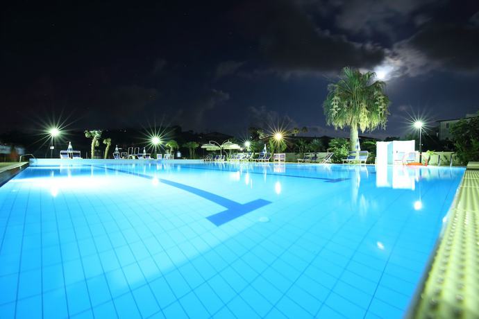 Imagen de la piscina del Hotel Calabrisella. Foto 20