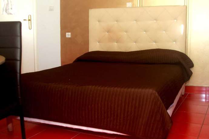 Imagen de la habitación del Hotel California, BEZIERS. Foto 16