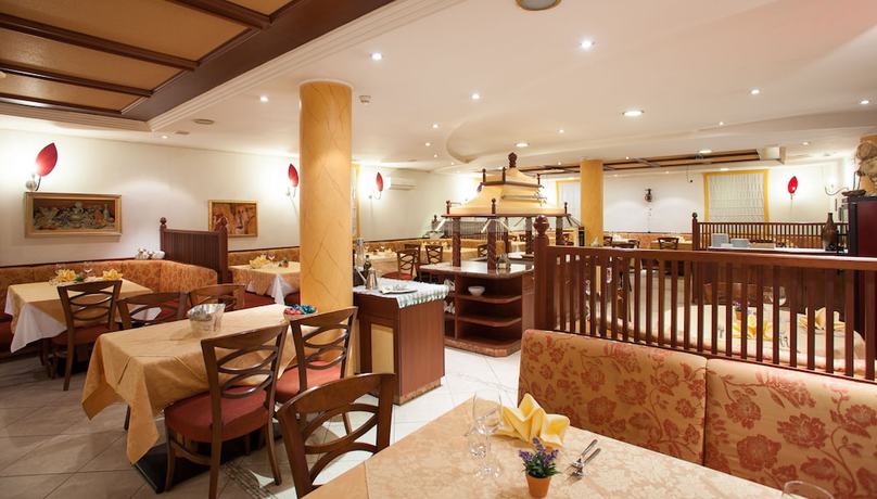 Imagen del bar/restaurante del Hotel Comfort Erica Dolomiti Val d\'Adige. Foto 4