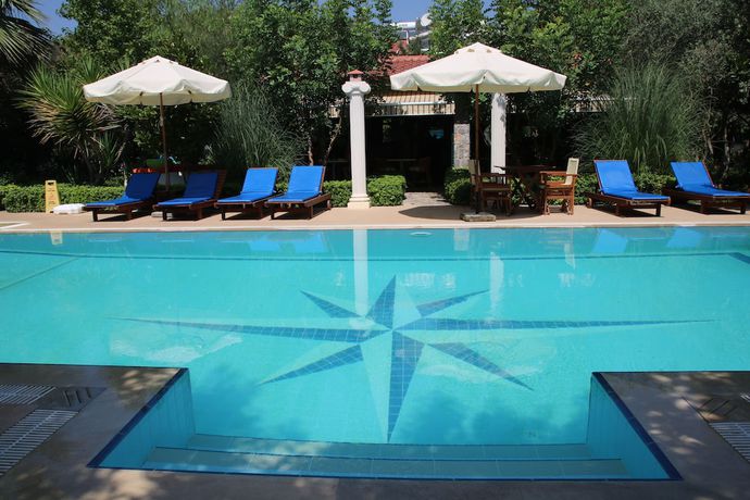 Imagen de la piscina del Hotel Dalos. Foto 13
