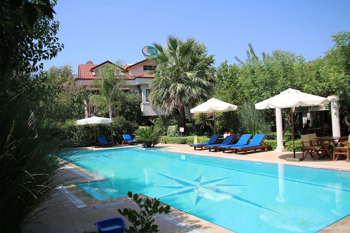 Imagen de la piscina del Hotel Dalos. Foto 16