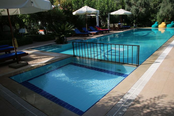 Imagen de la piscina del Hotel Dalos. Foto 17