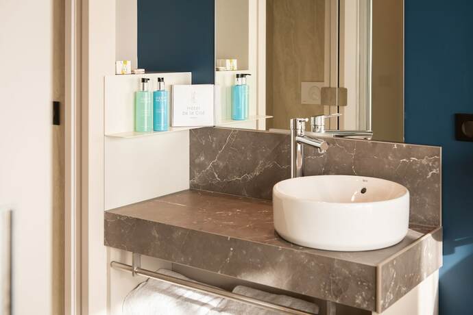 Imagen de la habitación del Hotel De La Cité. Foto 16