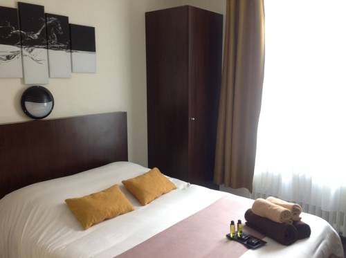Imagen de la habitación del Hotel De La Paix, Caen. Foto 6