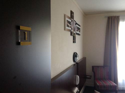 Imagen de la habitación del Hotel De La Paix, Caen. Foto 10