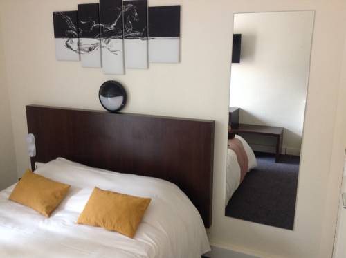 Imagen de la habitación del Hotel De La Paix, Caen. Foto 11