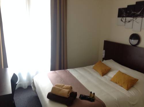 Imagen de la habitación del Hotel De La Paix, Caen. Foto 15