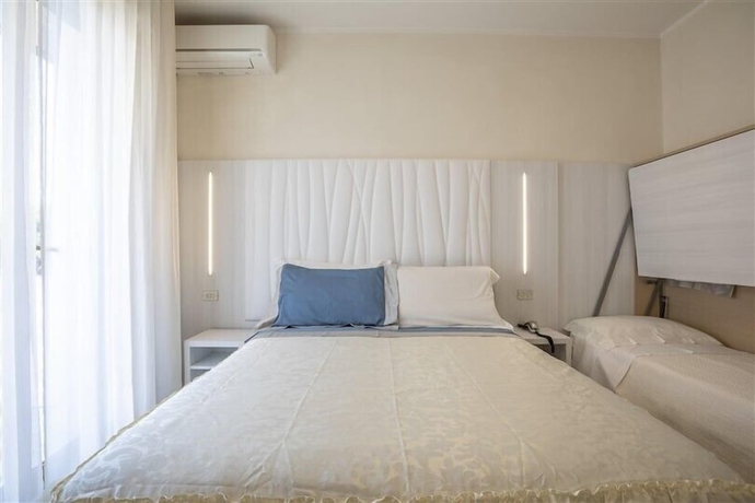 Imagen de la habitación del Hotel Deborah. Foto 9