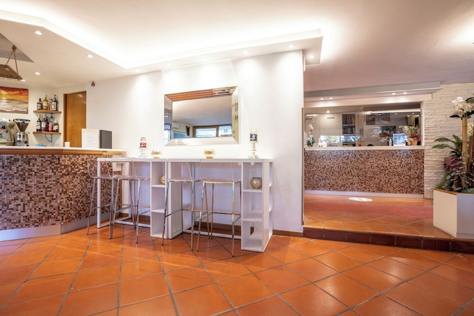 Imagen de los interiores del Hotel Deborah. Foto 16