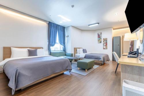 Imagen de la habitación del Hotel Deokyeong. Foto 17