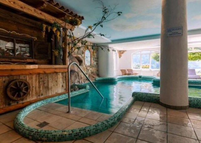 Imagen de la piscina del Hotel Des Alpes, Molveno. Foto 15
