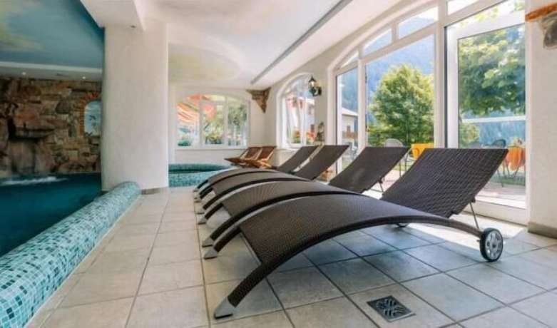 Imagen de la piscina del Hotel Des Alpes, Molveno. Foto 19