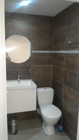 Imagen de la habitación del Hotel Des Arcades. Foto 7