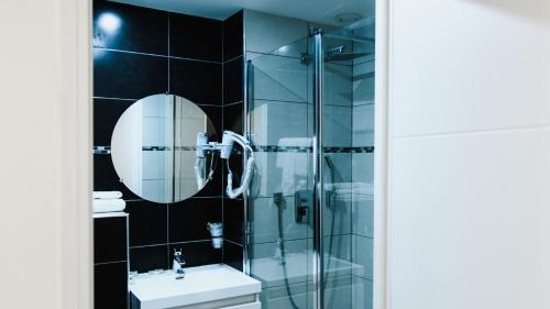 Imagen de la habitación del Hotel Des Arcades. Foto 8