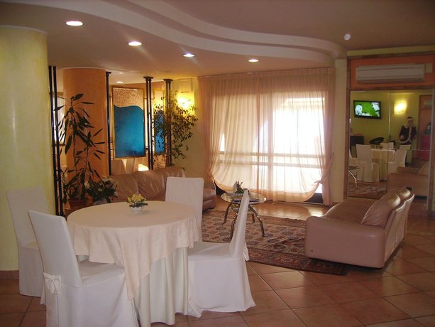 Imagen de los interiores del Hotel Diecimare. Foto 17