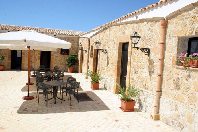 Imagen de los exteriores del Hotel Don Giovanni. Foto 12