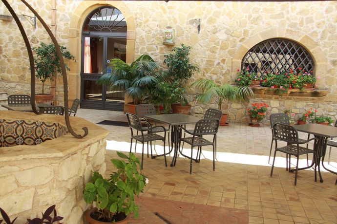 Imagen de los exteriores del Hotel Don Giovanni. Foto 13