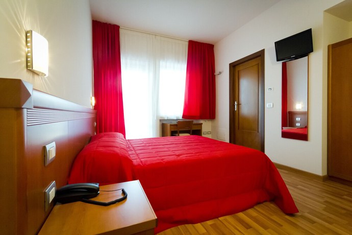 Imagen de la habitación del Hotel Donnini. Foto 8