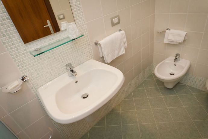 Imagen de la habitación del Hotel Donnini. Foto 14