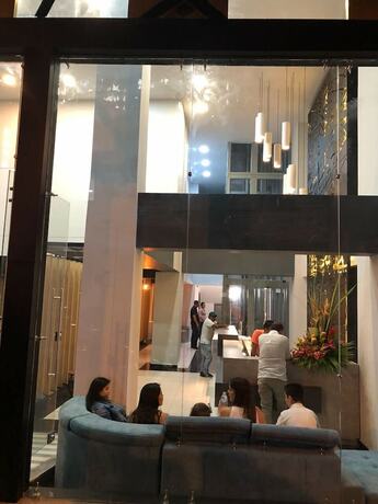 Imagen de los interiores del Hotel Doral Inn. Foto 16